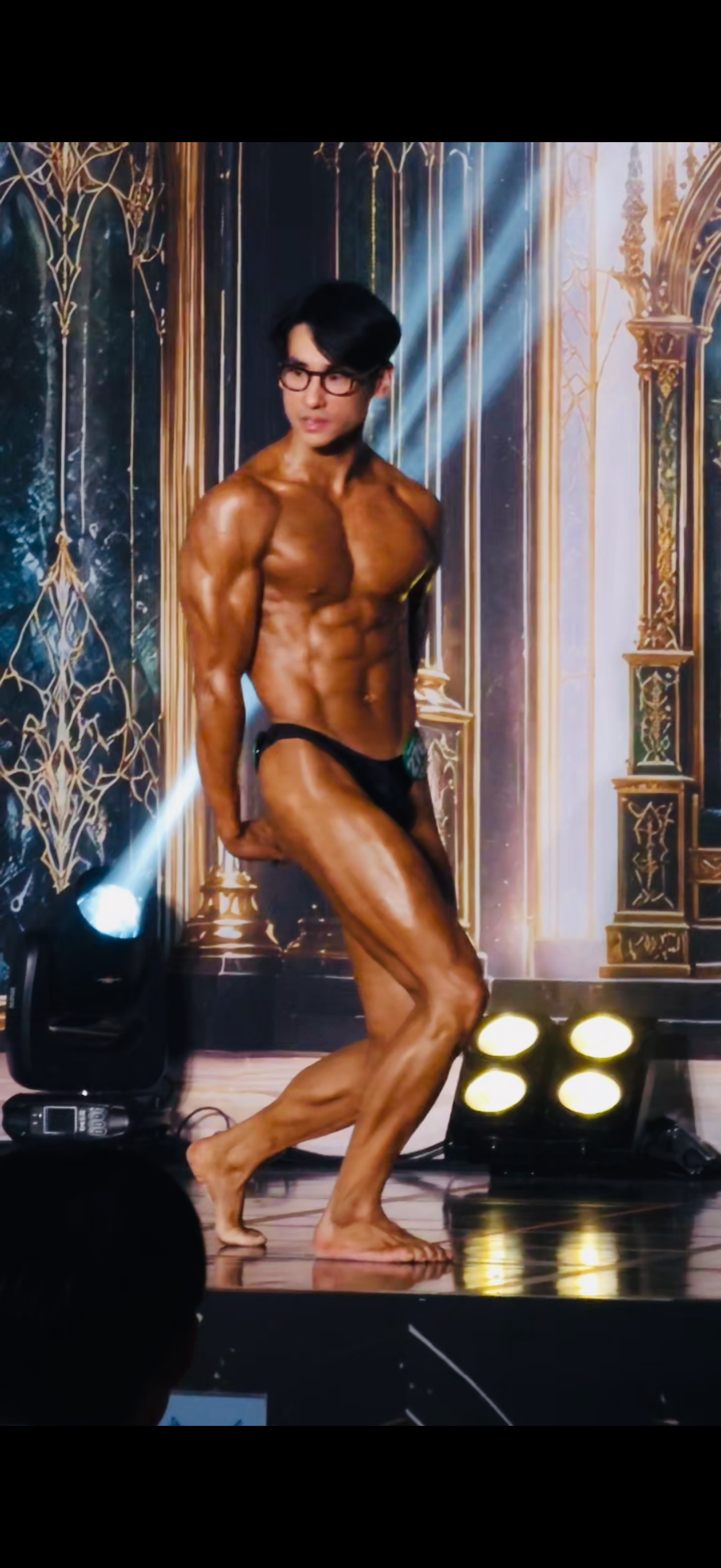 보디빌딩 무대에서 포즈를 취하는 강한새 트레이너