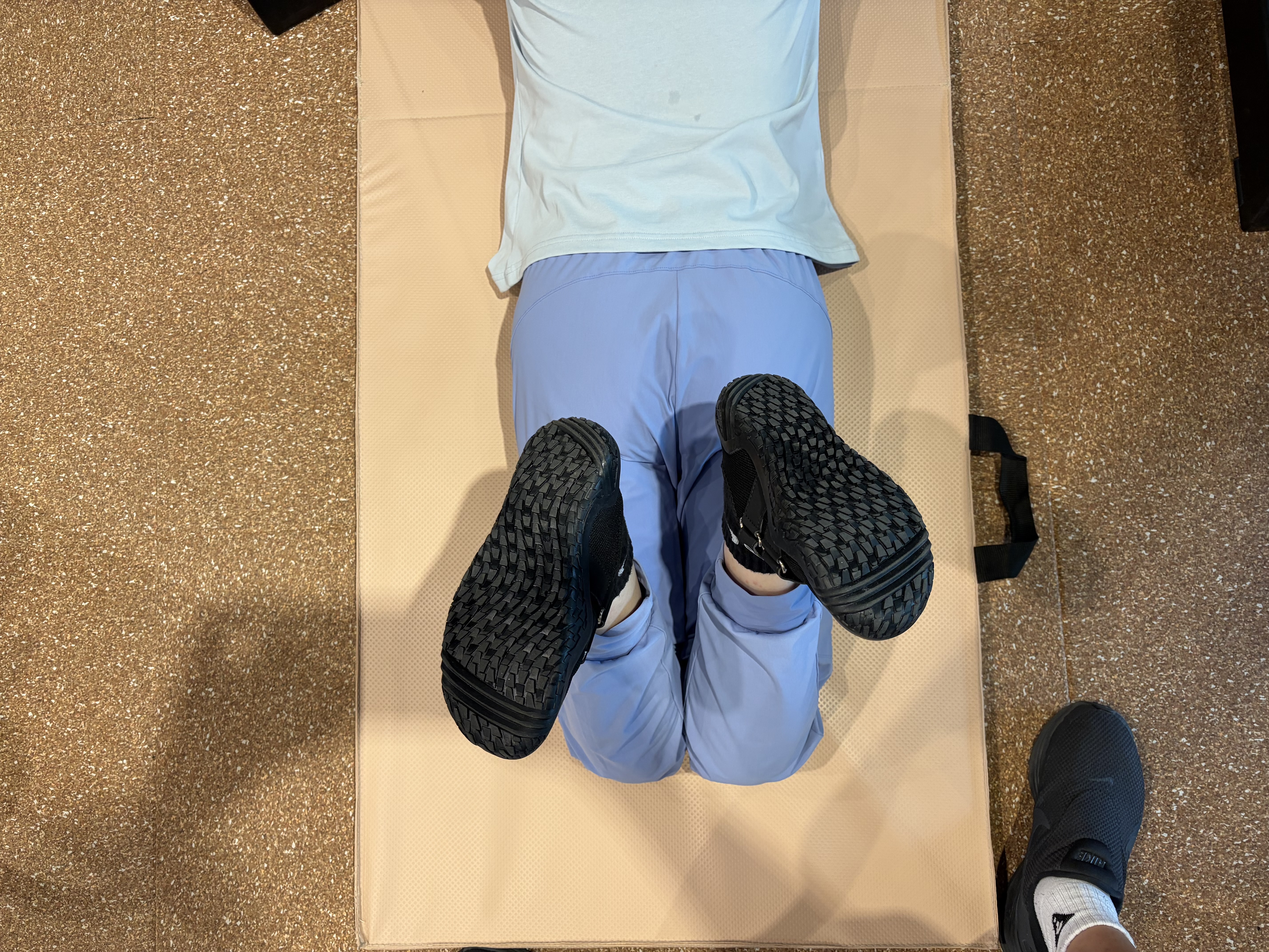운동 전, 엎드려 무릎을 굽힌 자세에서 촬영한 회원의 고관절 움직임 기록