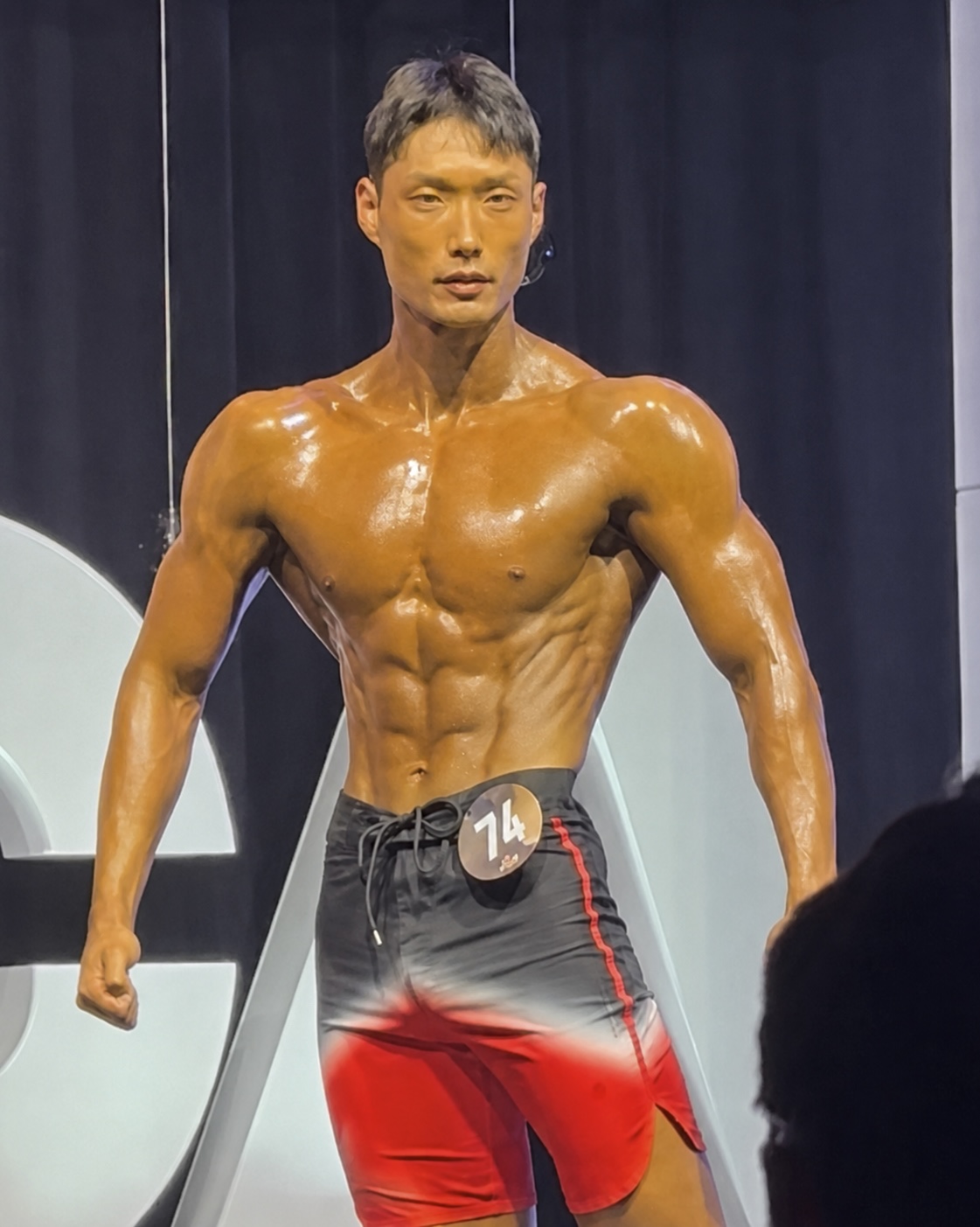 무대 위 김재현 트레이너 프로필