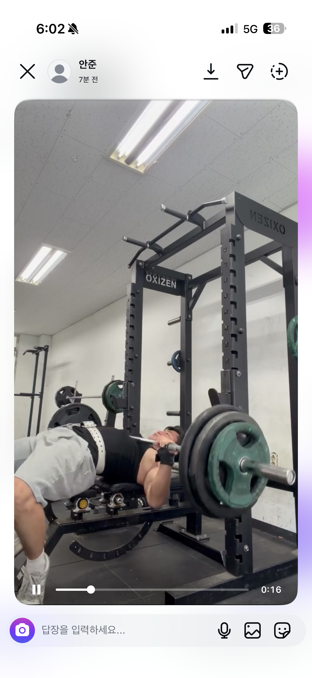 벤치프레스로 상체 근력 운동을 하는 회원